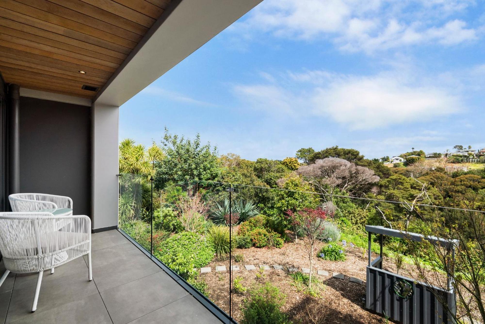 프렌즈 모텔 앤 서비스 아파트먼트 버컨헤드 오클랜드 외부 사진 A view from the balcony of a house in Wellington, New Zealand
